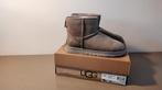 UGG classic. Eenmaal gedragen Maat 39., Kleding | Dames, Schoenen, UGG, Beige, Lage of Enkellaarzen, Ophalen of Verzenden