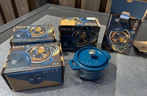 Nieuwe blauwe Sola mini gietijzeren pannetjes 10 cm, Huis en Inrichting, Keuken | Potten en Pannen, Nieuw, Koekenpan of Braadpan