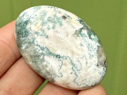 Groene Heulandiet met Stilbiet handsteen mineralen, Verzamelen, Mineralen en Fossielen, Mineraal, Ophalen of Verzenden