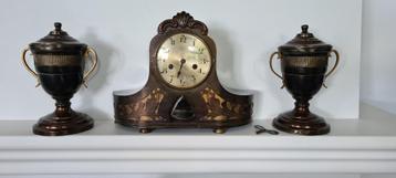 Jugendstil Mantelklok Pendule Koperen Klok met Gong en Vazen beschikbaar voor biedingen