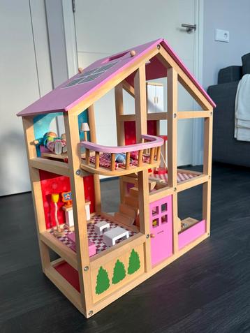 Leuk houten poppenhuis met meubels beschikbaar voor biedingen