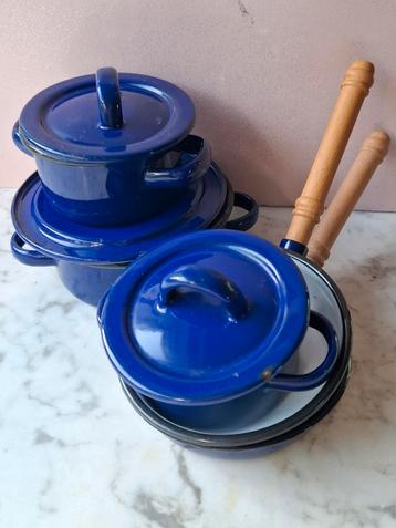 Vintage emaille pannen set pannetjes beschikbaar voor biedingen