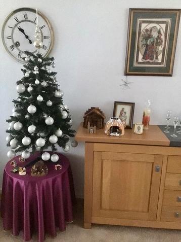 Kunstboom, verlichting en 80 kerstballen compleet  beschikbaar voor biedingen