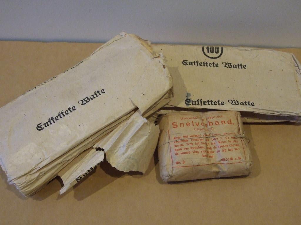 Antiek verband en vette watten Voor in een medisch museum, Diversen, Ophalen of Verzenden, Gebruikt