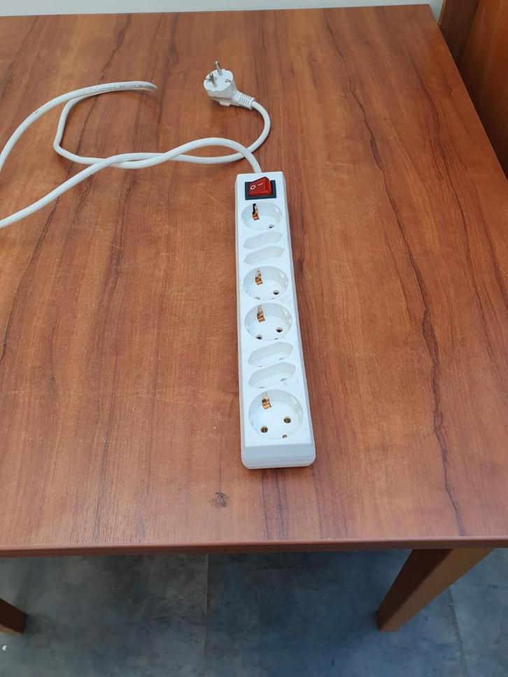 8-voudige stekkerdoos met 130cm snoer, Doe-het-zelf en Verbouw, Elektra en Kabels, Zo goed als nieuw, Stopcontact, Ophalen of Verzenden