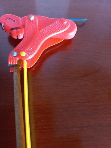 Oud speelgoed, aapje op stokje,  en naaimachine ,als nieuw   beschikbaar voor biedingen