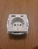 2USB stopcontact incharge WIT mat wandcontactdoos, Doe-het-zelf en Verbouw, Ophalen of Verzenden, Nieuw, Stopcontact