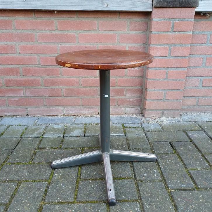 Vintage design school kruk ( H = 43 cm. ), Huis en Inrichting, Krukjes, Gebruikt, Hout, Ophalen