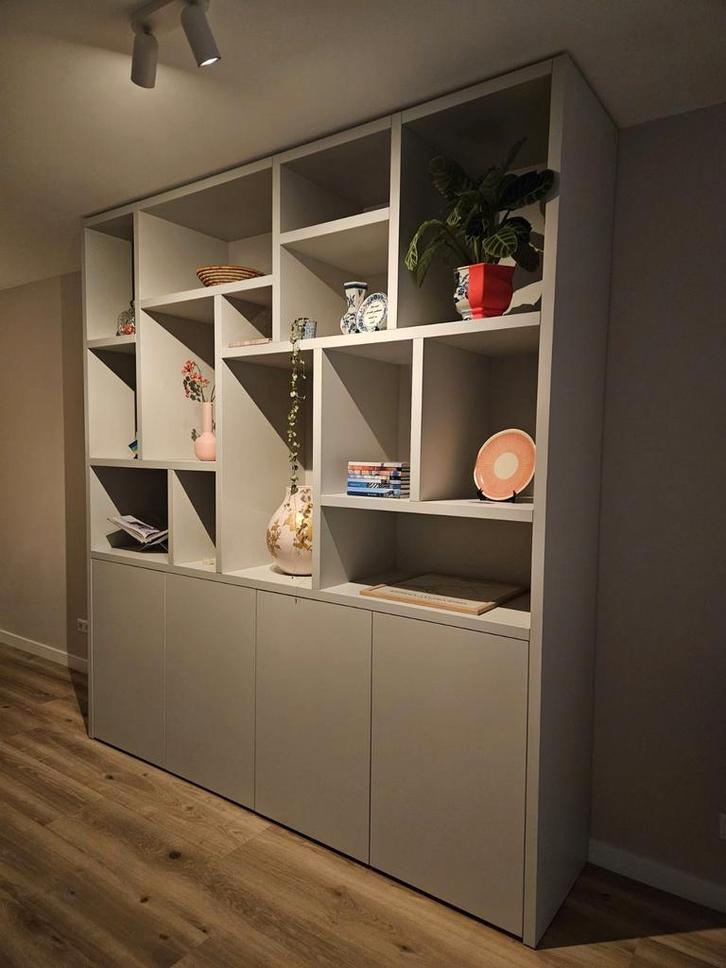Maatwerk vakkenkast (lichtgrijs), Huis en Inrichting, Kasten | Wandmeubels, Nieuw, 200 cm of meer, 25 tot 50 cm, Ophalen