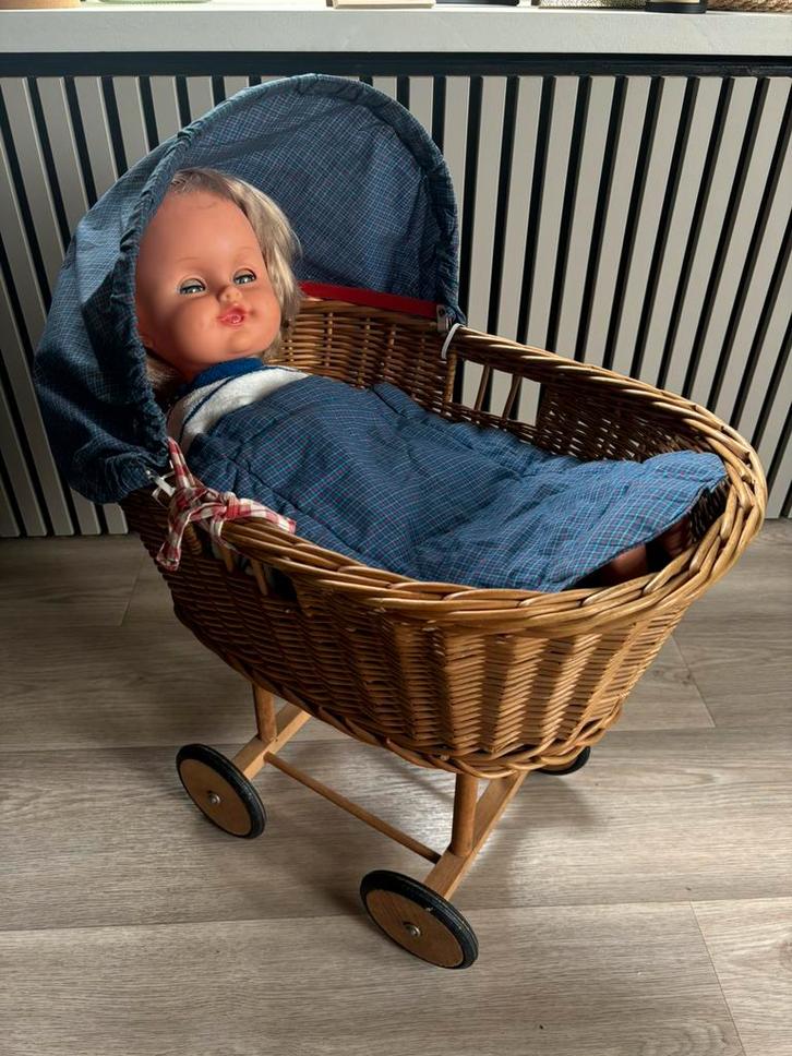 Zeer leuke rotan poppenwagen met meerdere poppen, Kinderen en Baby's, Speelgoed | Poppen, Ophalen of Verzenden