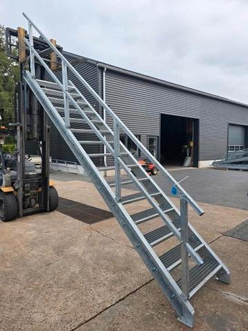 Stalen trap gegalv. Instelbaar Hoog 3,05mtr. Nob142 beschikbaar voor biedingen