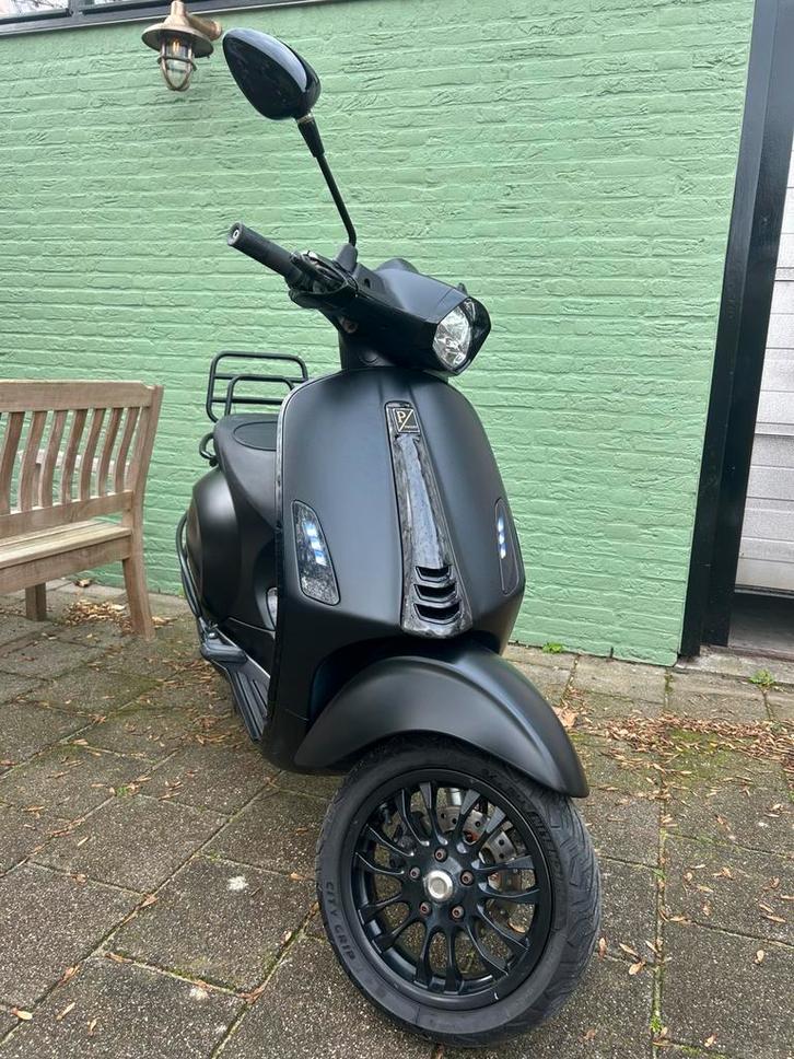 Vespa sprint Notte 2019 Brom Alarm 8544 km carbon, Fietsen en Brommers, Scooters | Vespa, Zo goed als nieuw, Vespa S, Benzine