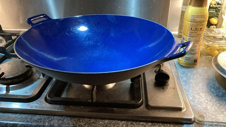 Geëmailleerde gietijzeren wok  - 36 cm, Huis en Inrichting, Keuken | Potten en Pannen, Zo goed als nieuw, Ophalen of Verzenden