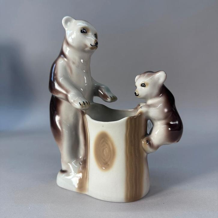 Vintage porseleinen beer met jong pennenbakje, ca. 1950–1970, Antiek en Kunst, Antiek | Keramiek en Aardewerk, Ophalen of Verzenden