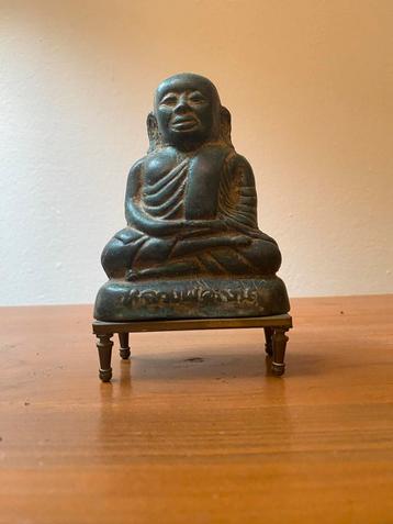 Antiek Boeddhabeeldje op sokkel beschikbaar voor biedingen