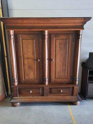 Donkereiken wandkast met 2 deuren en 2 laden beschikbaar voor biedingen
