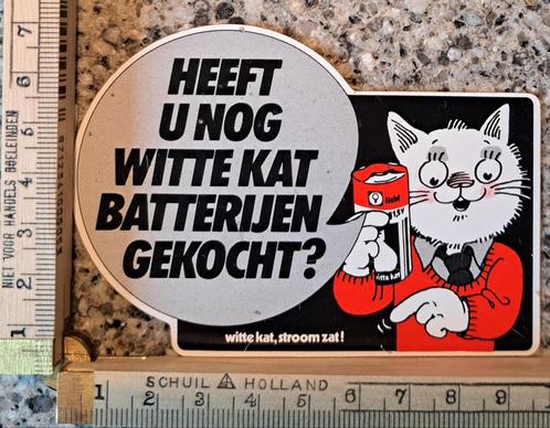 Vintage sticker heeft u nog witte kat batterijen gekocht?, Verzamelen, Stickers, Zo goed als nieuw, Overige typen, Ophalen of Verzenden