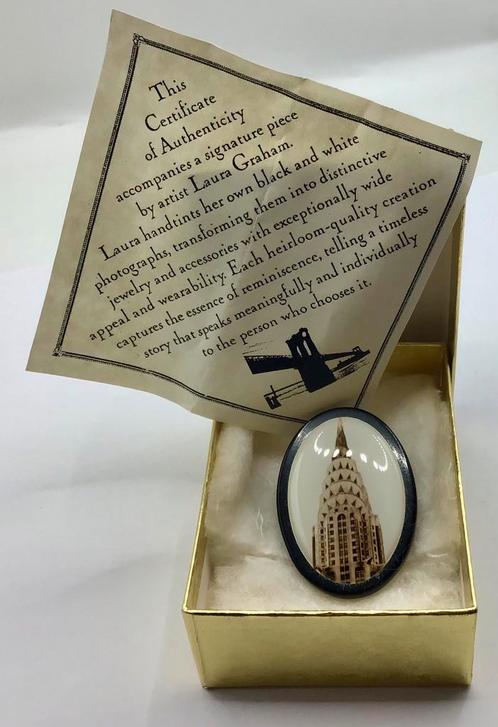 Vintage Design broche Chrysler Building artiest Laura Graham, Sieraden, Tassen en Uiterlijk, Antieke sieraden, Broche, Overige materialen