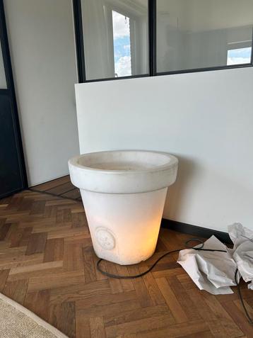 Oplichtende plantenpot beschikbaar voor biedingen