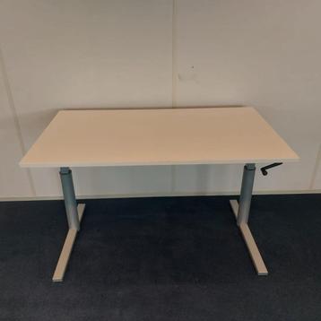 Gispen TM bureau met slinger en kabelgoot 140x80 cm, 88st beschikbaar voor biedingen