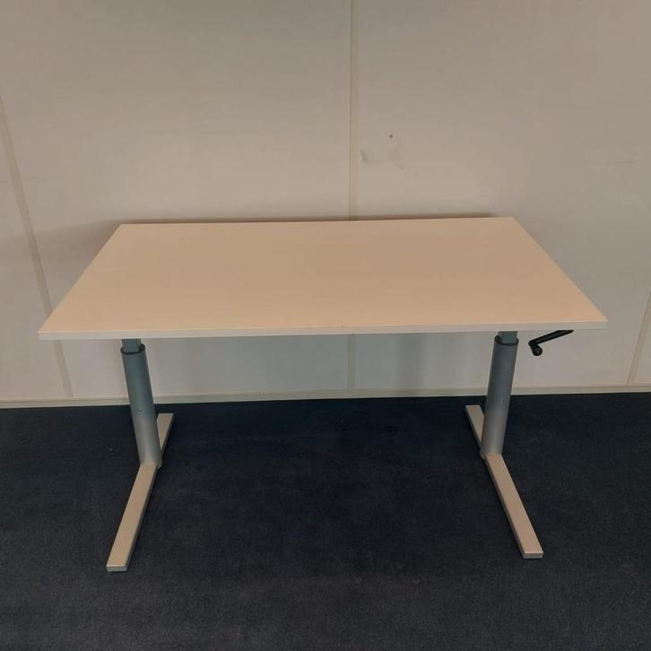 Gispen TM bureau met slinger en kabelgoot 140x80 cm, 88st, Huis en Inrichting, Bureaus, Gebruikt, Bureau, In hoogte verstelbaar