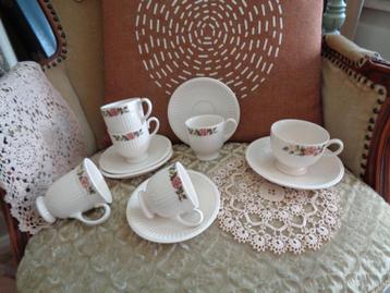 5 Kop en Schotels en 1 kopje Wedgwood Briar Rose **Mimosa** beschikbaar voor biedingen