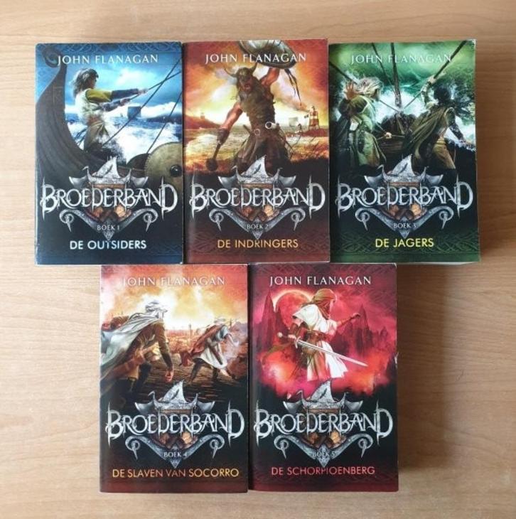 John Flanagan - Broederband 1 t/m 5, Boeken, Fantasy, Gelezen, Ophalen of Verzenden