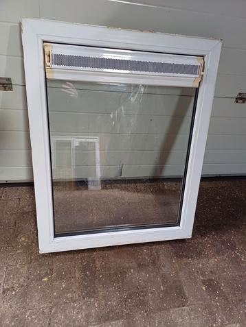 Kunststof kozijn 99.5 bij 79.5 HR++ wit ventilatierooster beschikbaar voor biedingen