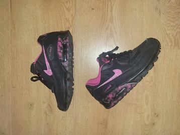 Leuke zwart/ roze schoenen beschikbaar voor biedingen