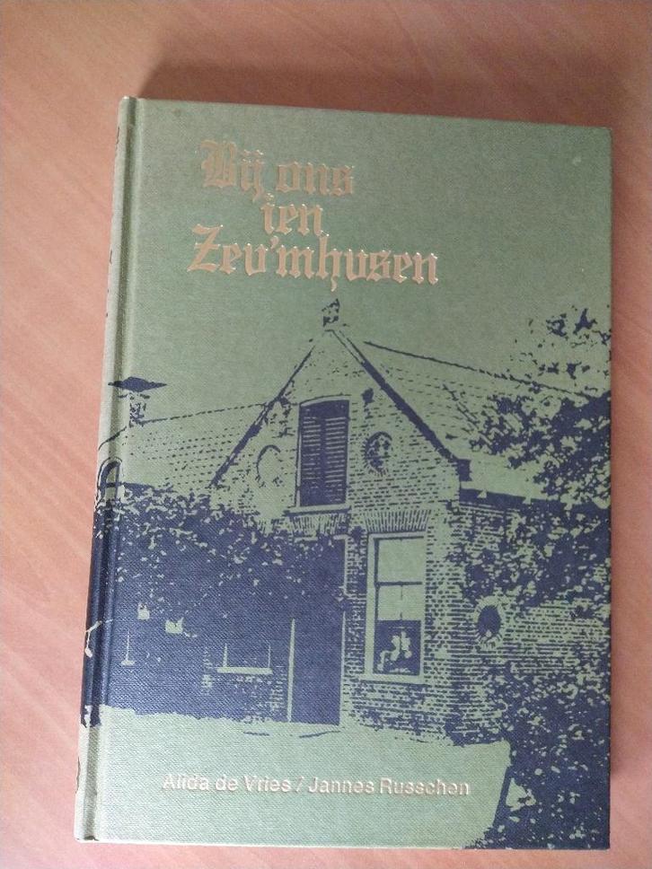 Vries, Alida de. Bij ons ien Zeu'mhusen (= Zevenhuizen, Boeken, Geschiedenis | Stad en Regio, Gelezen, Ophalen of Verzenden