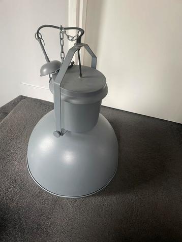 Industie lamp beschikbaar voor biedingen