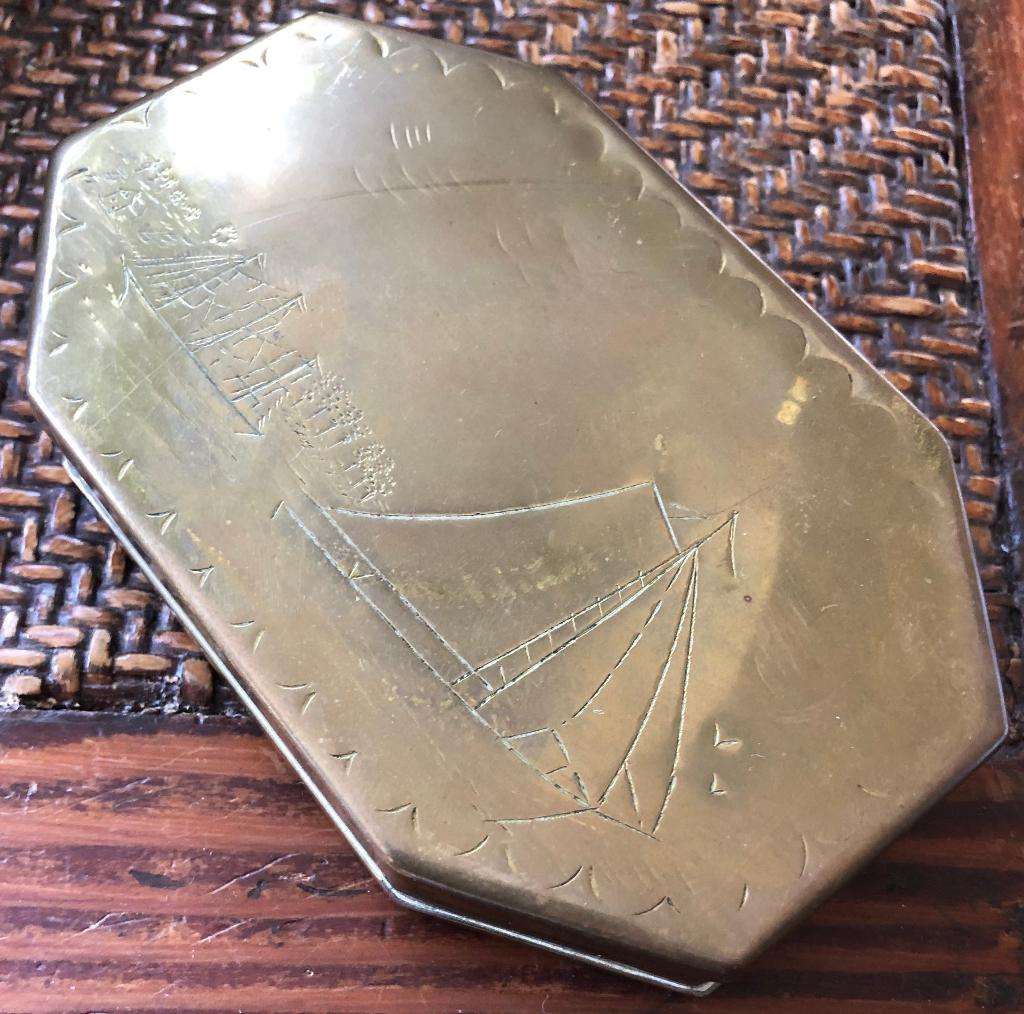 Messing tabaksdoos met boten voorstelling ca. 1945, Antiek en Kunst, Verzenden