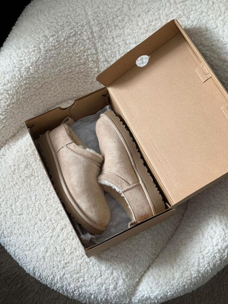 Ugg Classic micro mini 37 sand beige nieuw in doos, Kleding | Dames, Schoenen, Nieuw, Lage of Enkellaarzen, Beige, Verzenden