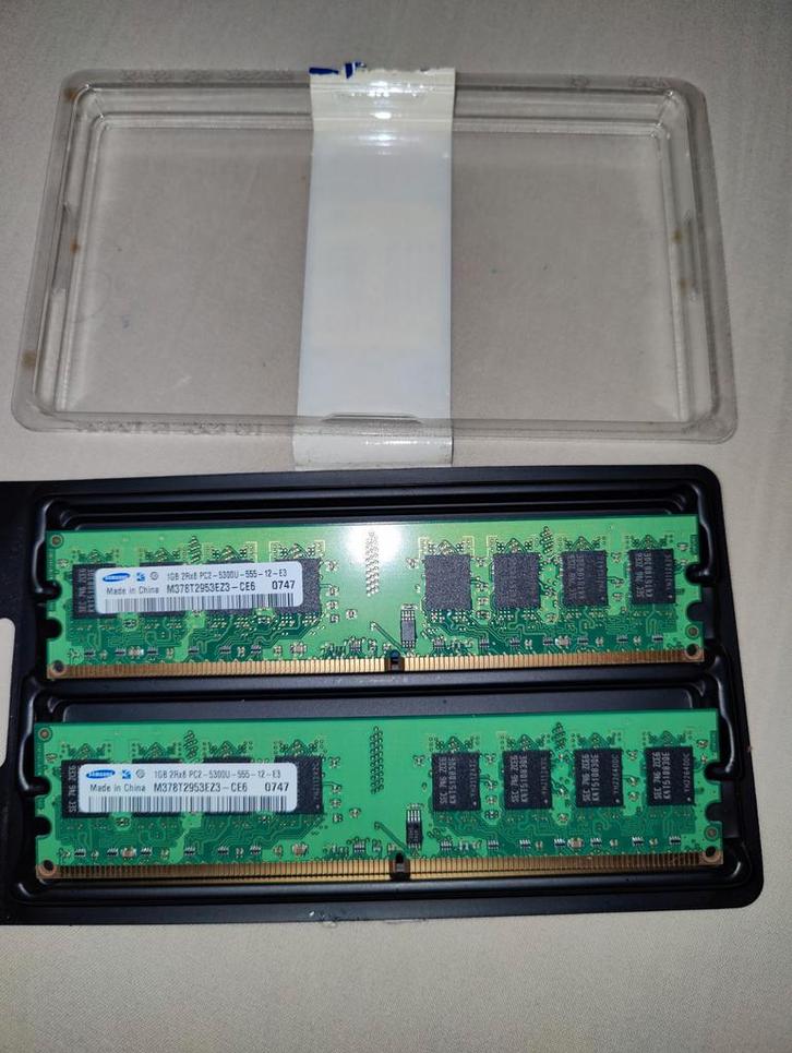 2x 1GB DDR2 PC2-5300U RAM Geheugen, Computers en Software, RAM geheugen, Gebruikt, Desktop, 2 GB, DDR2, Ophalen of Verzenden