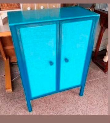 Vintage blauwe houten kast met deuren beschikbaar voor biedingen