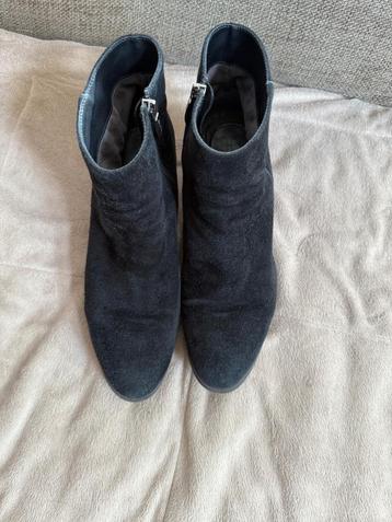 Zwarte enkellaarsjes beschikbaar voor biedingen