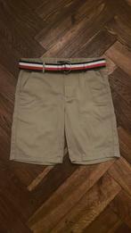 Tommy hilfiger belted chino in olijf groen maat 152cm, Kinderen en Baby's, Kinderkleding | Maat 158, Broek, Ophalen of Verzenden