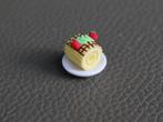 Citroenrolcake op porseleinen bordje., Ophalen of Verzenden, Nieuw, Gebruiksvoorwerp