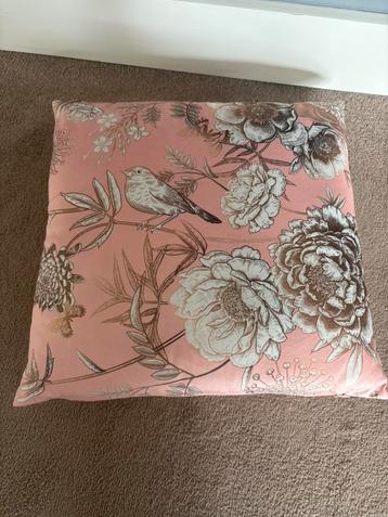 Mooi roze sierkussen met vogel beschikbaar voor biedingen