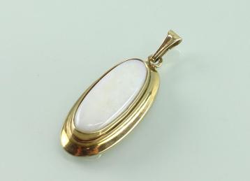Vintage gouden hanger met opaal  beschikbaar voor biedingen