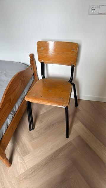Twee oude stapelbare schoolstoelen. Volwassenmaat beschikbaar voor biedingen