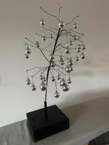 Klein boompje met zilveren kerstballen beschikbaar voor biedingen