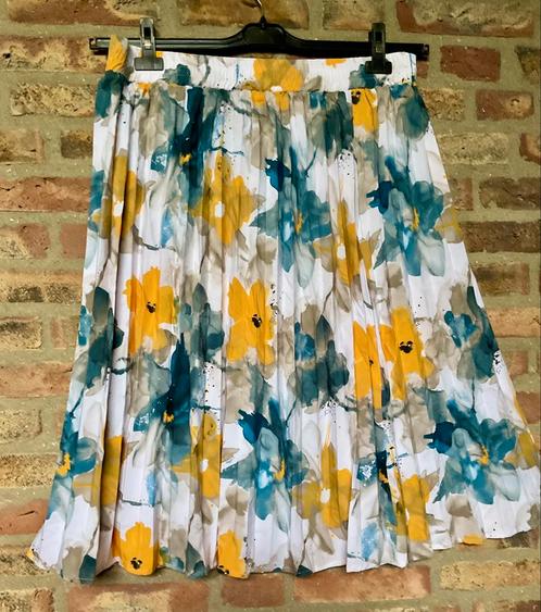 Nieuw! Vrolijke plissee rok, wit petrol en gele bloemen 44, Kleding | Dames, Rokken, Nieuw, Maat 42/44 (L), Overige kleuren, Onder de knie