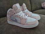 Nike Air Jordan 1 roze maat 40 mid, Ophalen of Verzenden, Zo goed als nieuw, Roze, Sneakers of Gympen