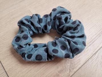 Groene spijker scrunchie met zwarte stippen ~ SJ2905 beschikbaar voor biedingen