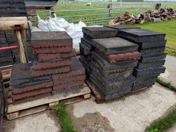 Houten klimrek zeshoekig en 115 rubberen tegels 50x50x10 beschikbaar voor biedingen