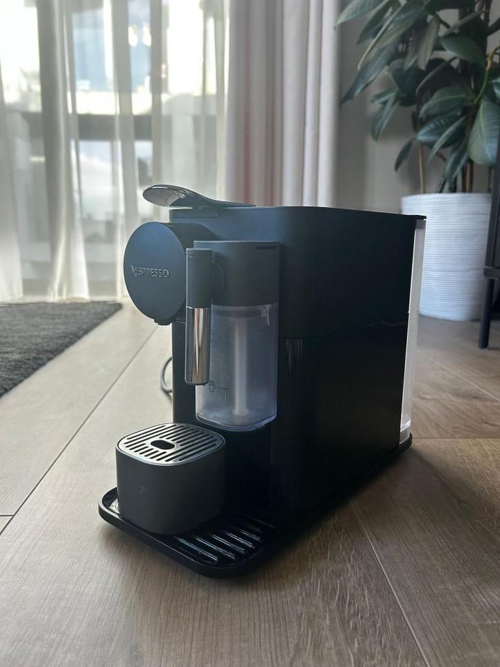 Nespresso Lattissima One, Witgoed en Apparatuur, Koffiezetapparaten, Gebruikt, Koffiepads en cups, Combi, 4 tot 10 kopjes, Afneembaar waterreservoir