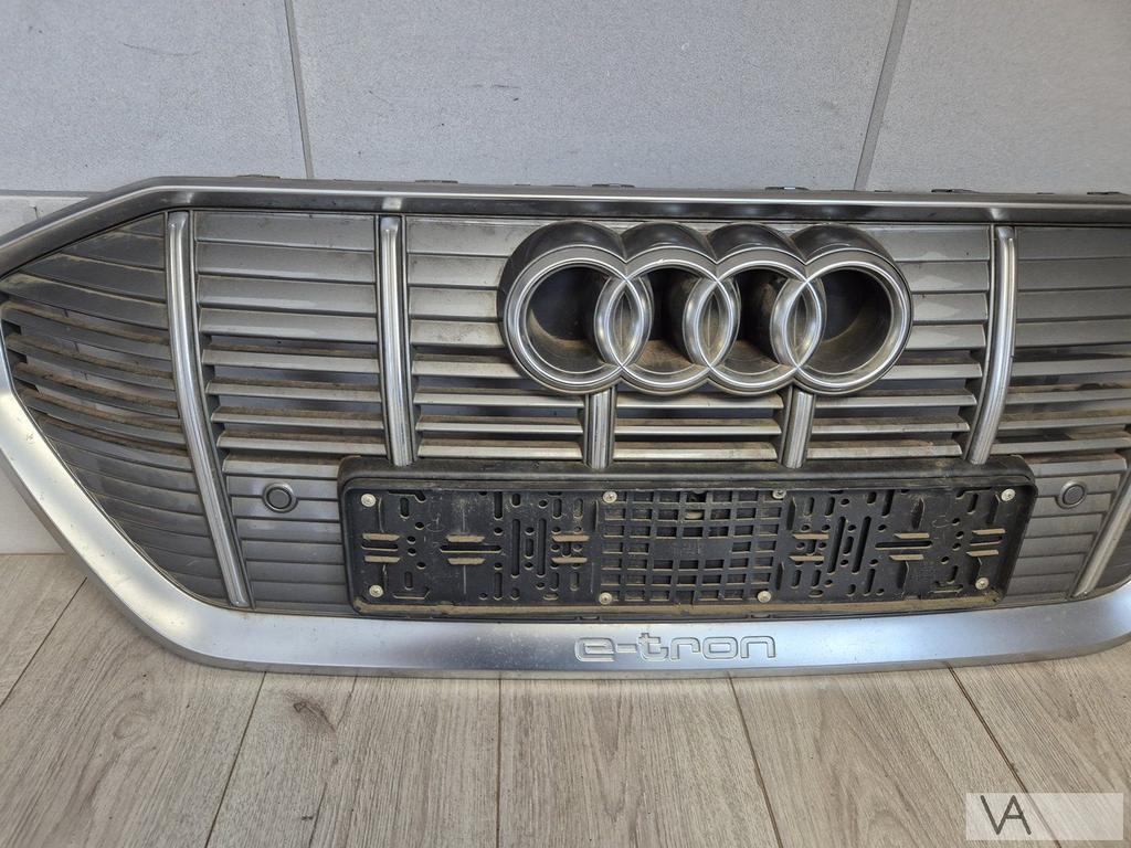 Audi E-tron 2018 - 2023 grille in voorbumper met pdc camera, Auto-onderdelen, Ophalen of Verzenden, Gebruikt, Audi