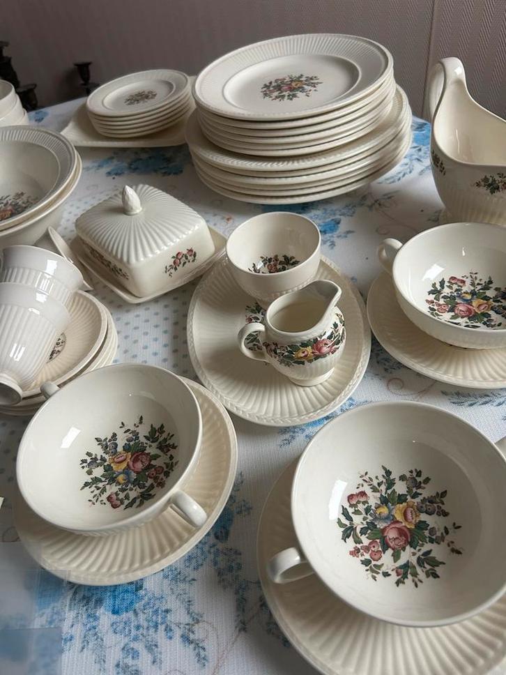Compleet Wedgewood Servies met Bloemenmotief, Antiek en Kunst, Antiek | Servies compleet, Ophalen of Verzenden