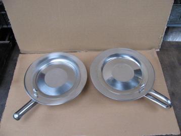 2 Roestvrij stalen po's met deksel 2 Maten €25 per stuk beschikbaar voor biedingen